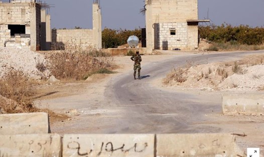 Một binh sĩ quân đội Syria ở thị trấn Morek, huyện Hama, Syria. Ảnh: Reuters.