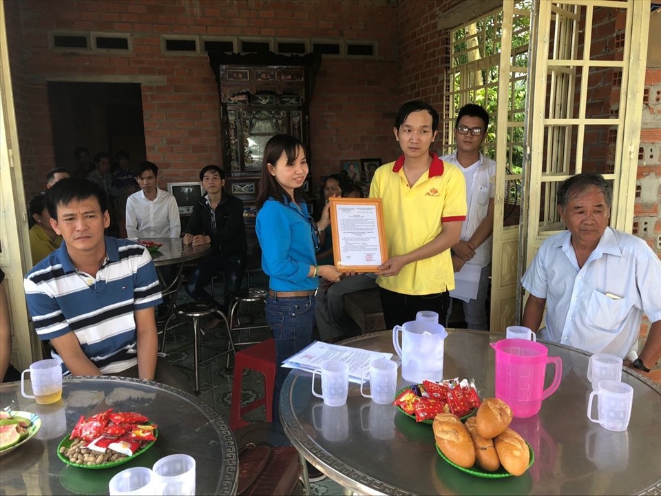 Chị Phạm Thị Kim Tân (áo xanh) - Chủ tịch Công đoàn cơ sở Công ty TNHH Vật liệu Mỹ thuật Phượng Hoàng trao quyết định tặng nhà Mái ấm Công đoàn cho đoàn viên khó khăn của công ty. Ảnh LĐLĐ Tây Ninh cung cấp