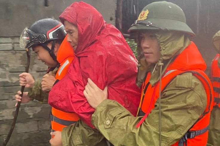 Nhịp sống 24h: Công an Hà Tĩnh dầm mình trong mưa lũ cứu dân gặp nạn