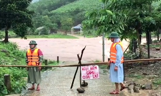 Lũ lụt chia cắt nhiều khu vực tại Quảng Bình. Ảnh: Lê Phi long