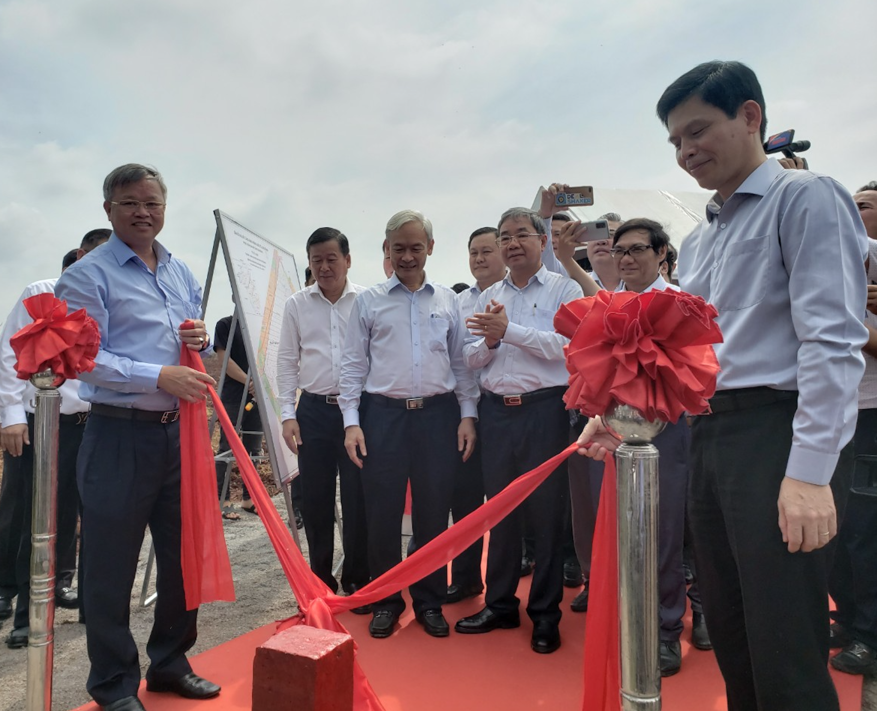 Lãnh đạo tỉnh Đồng Nai và Bộ Giao thông vận tải tại lễ bàn giao mốc giới. Ảnh: Hà Anh Chiến