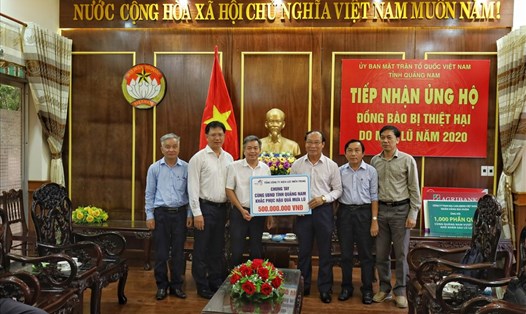 Phó Tổng giám đốc EVNCPC Hồ Thăng Thu trao 500 triệu ủng hộ đồng bào tỉnh Quảng Nam. Ảnh: Điện lực miền Trung