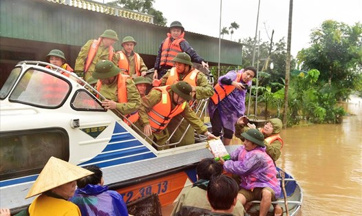 Phó Thủ tướng Chính phủ Trịnh Đình Dũng trực tiếp về vùng lụt tại Hà Tĩnh chỉ đạo công tác ứng phó với mưa lũ và trao quà cứu trợ tới người dân bị lũ lụt. Ảnh: Nhật Bắc