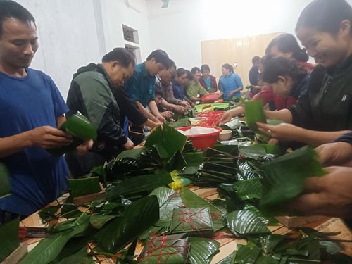 Đoàn viên Liên đoàn Lao động huyện Quỳ Hợp gói bánh chưng tiếp tế đồng bào miền Trung. Ảnh: Trần Vân