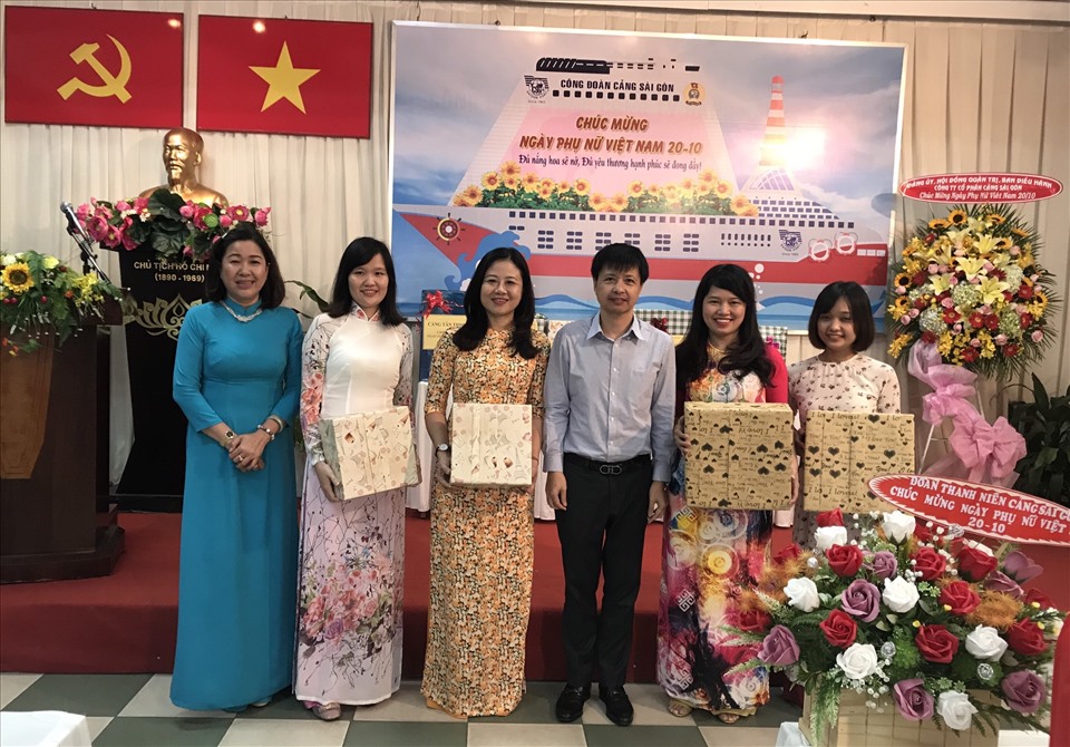Lãnh đạo Cảng Sài Gòn tặng quà cho nữ cán bộ, nhân viên. Ảnh: Chu Linh