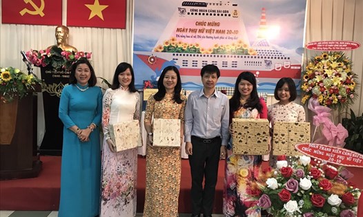Lãnh đạo Cảng Sài Gòn tặng quà cho nữ cán bộ, nhân viên. Ảnh: Chu Linh