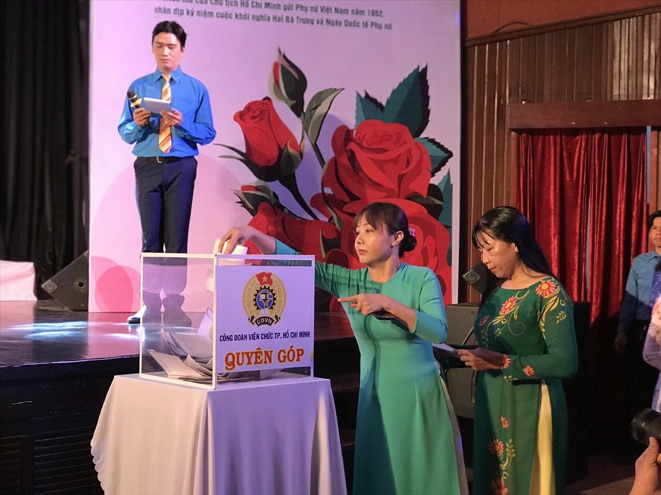 Cán bộ, công chức, người lao động thuộc Khối Dân - Chính - Đảng TPHCM quyên góp ủng hộ đồng bào miền Trung. Ảnh: Công đoàn viên chức TPHCM cung cấp