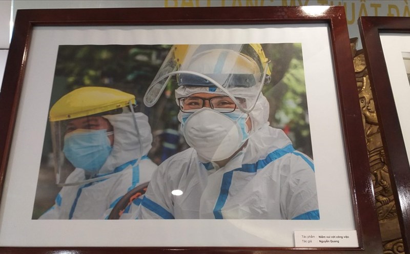 Triển lãm tranh ảnh “Đà Nẵng tuyến đầu chống COVID-19”. Ảnh: Thuỳ Trang
