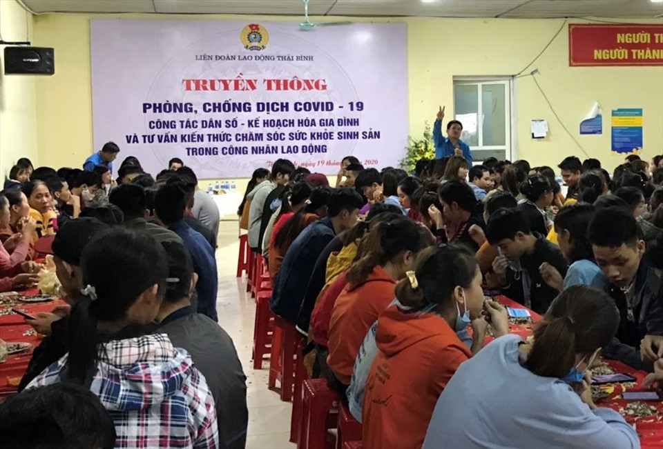 Người lao động tham gia truyền thông chăm sóc sức khỏe do LĐLĐ tỉnh Thái Bình tổ chức. Ảnh Bá Mạnh