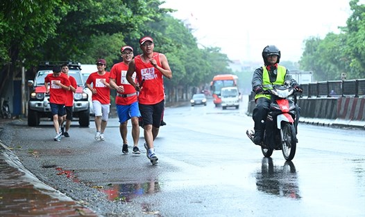 Các vận động viên tham gia chạy tiếp sức "Lên cùng Việt Nam" nhằm gây quỹ hỗ trợ người lao động bị ảnh hưởng do đại dịch COVID-19. Ảnh: BTC