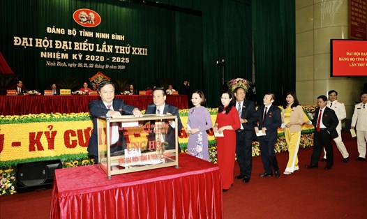 Các đại biểu dự Đại hội Đảng bộ tỉnh Ninh Bình lần thứ XXII, nhiệm kỳ 2020 - 2025 quyên góp ủng hộ đồng bào miền Trung bị thiên tai. Ảnh: NT