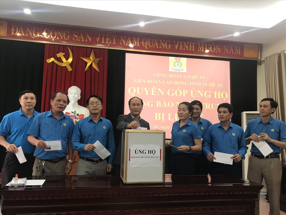 Cán bộ, đoàn viên cơ quan LĐLĐ tỉnh Nghệ An quyên góp ủng hộ đồng bào miền Trung bị lũ lụt. Ảnh: Thanh Thủy