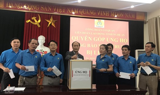 Cán bộ, đoàn viên cơ quan LĐLĐ tỉnh Nghệ An quyên góp ủng hộ đồng bào miền Trung bị lũ lụt. Ảnh: Thanh Thủy