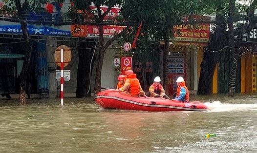 Tuyến phố Phan Đình Phùng, TP. Hà Tĩnh bị ngập sâu khiến việc đi lại vô cùng khó khăn. Ảnh: Quách Du.