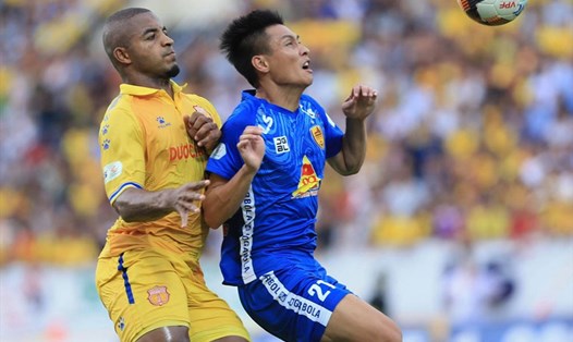 Quảng Nam (áo xanh) có chiến thắng ở trận chung kết ngược trước Nam Định để mở ra hy vọng trụ hạng. Ảnh: VPF.