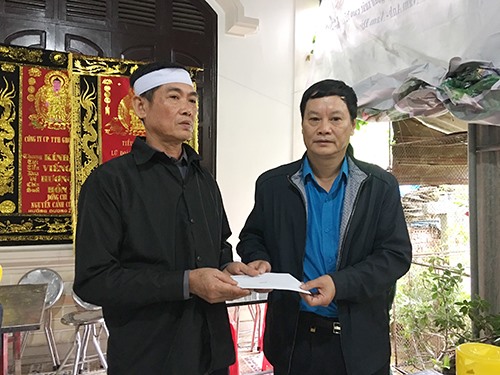 Phó Chủ tịch LĐLĐ tỉnh Nghệ An Nguyễn Kỳ Sơn động viên và trao tiền hỗ trợ cho thân nhân gia đình Liệt sỹ. Ảnh: Thanh Tùng