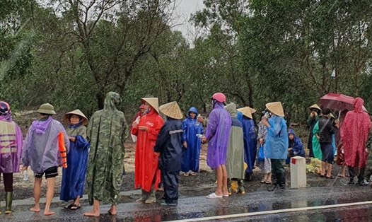 Người dân xã Hồng Thủy (Lệ Thủy - Quảng Bình) đứng trên Quốc lộ 1A chờ cứu trợ. Ảnh: Quang Đại