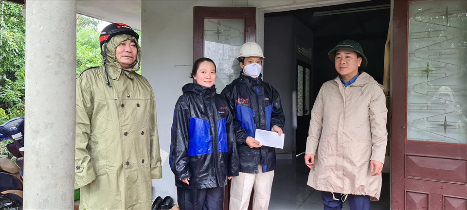 Chủ tịch LĐLĐ Quảng Bình Phạm Quang Long trao hỗ trợ cho người lao động bị thiệt hại do mưa lũ tại thị xã Ba Đồn. Ảnh: Lê Phi Long