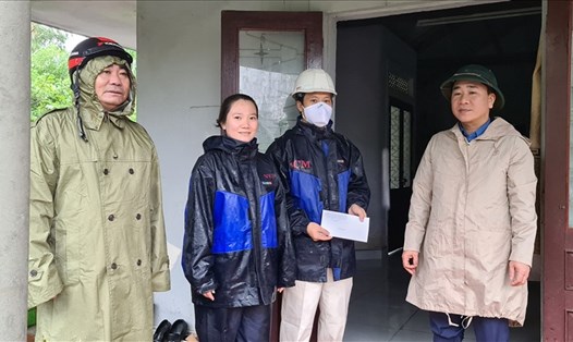 Chủ tịch LĐLĐ Quảng Bình Phạm Quang Long trao hỗ trợ cho người lao động bị thiệt hại do mưa lũ tại thị xã Ba Đồn. Ảnh: Lê Phi Long