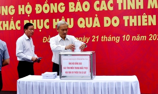 Ông Nguyễn Phú Cường - Bí thư tỉnh uỷ Đồng Nai (ngoài cùng bên phải) ủng hộ đồng bào miền Trung. Ảnh: Khắc Giới