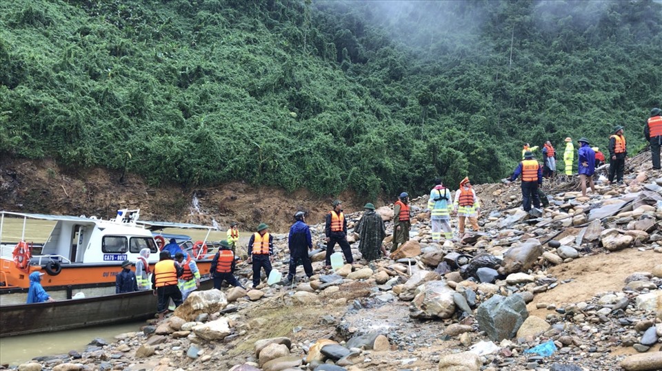 Tổ công tác Thuỷ đoàn 1 Cục CSGT phối hợp các lực lượng đưa người và lương thực lên khu sạt lở ở Rào Trăng 3. Ảnh: Thuỷ đoàn I.