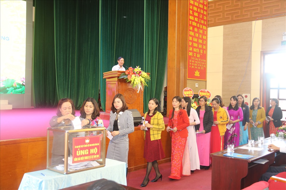 CNVCLĐ huyện Vĩnh Bảo (Hải Phòng) tham gia quyên góp ủng hộ đồng bào miền Trung. Ảnh Dương Thị Bích