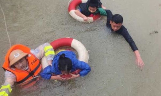 Phó Thủ tướng Chính phủ Trịnh Đình Dũng kiểm tra công tác phòng chống lũ lụt ở Hà Tĩnh sáng 20.10. Ảnh: TT.