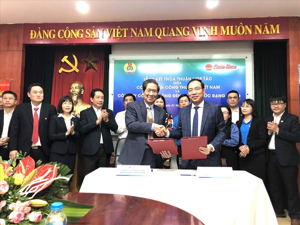 Lãnh đạo hai đơn vị thực hiện ký kết thoả thuận hợp tác. Ảnh: Hà Anh