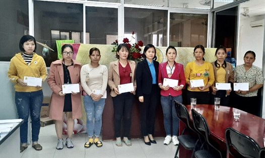 Chủ tịch LĐLĐ huyện Quỳnh Phụ (Thái Bình) trao quà cho các nữ đoàn viên tại Công ty TNHH Sao Vàng. Ảnh Bá Mạnh