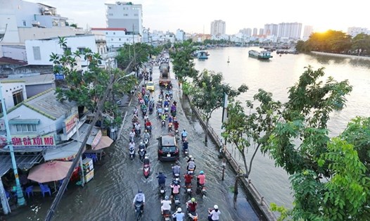 Triều cường gây ngập đường Trần Xuân Soạn, quận 7 - Ảnh Minh Quân