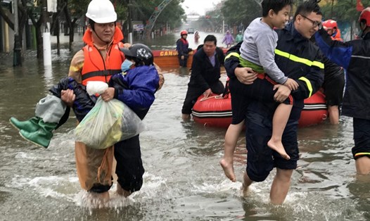 Lực lượng Công an Nghệ An tăng cường hỗ trợ nhân dân Hà Tĩnh, cứu người. Ảnh: Ánh Dương