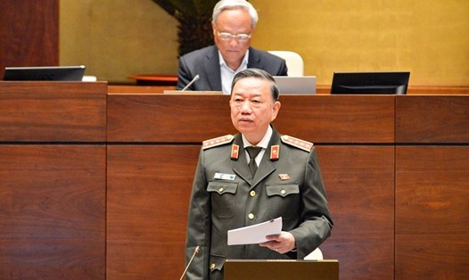 Bộ trưởng Bộ Công an Tô Lâm giải trình, tiếp thu ý kiến của đại biểu Quốc hội về dự án Luật Cư trú (sửa đổi). Ảnh: Quốc hội.