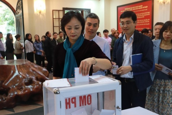 Lãnh đạo và cán bộ, công chức Bộ Tư pháp tham gia ủng hộ đồng bào miền Trung. Ảnh: Khương Huyền