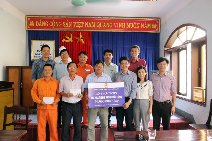 Đại diện Công đoàn Điện lực Việt Nam hỗ trợ người lao động. Ảnh: Hương Nguyên