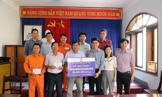 Đại diện Công đoàn Điện lực Việt Nam hỗ trợ người lao động. Ảnh: Hương Nguyên