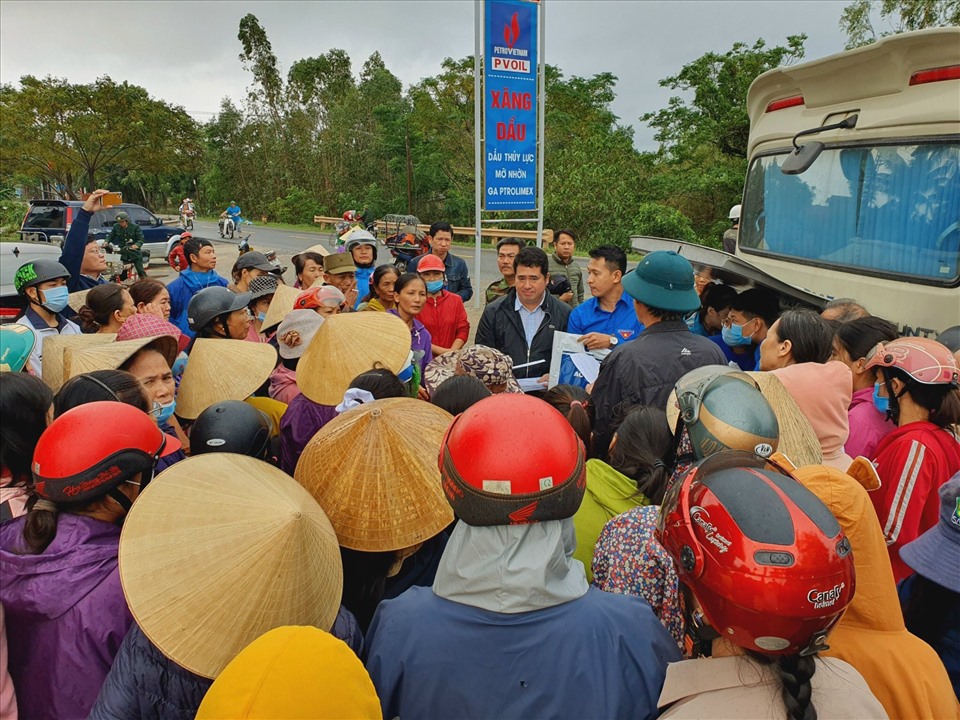 Công đoàn Tổng Công ty Hàng không Việt Nam trao quà hỗ trợ tại vùng lũ. Ảnh: CĐGTVT