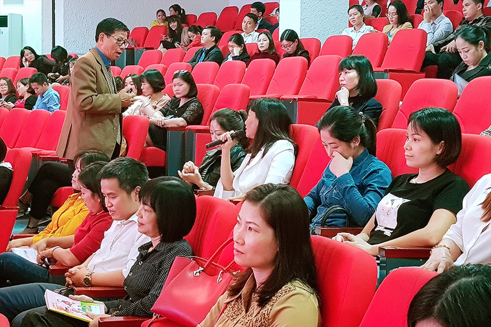 Đoàn viên công đoàn trao đổi với báo cáo viên tại hội nghị. Ảnh: Hoàng Tuấn