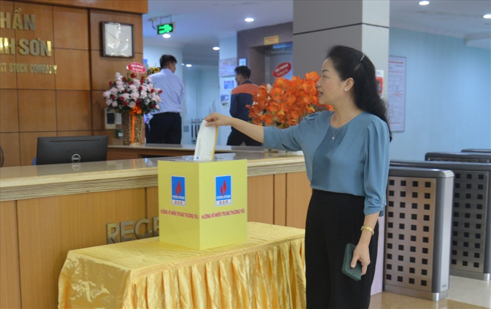 Bà Khuất Thị Lê – Chủ tịch Công đoàn cơ sở Công ty tham gia ủng hộ đồng bào miền Trung. Ảnh: CĐ DK