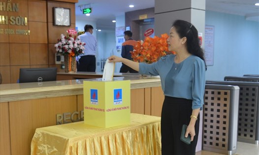 Bà Khuất Thị Lê – Chủ tịch Công đoàn cơ sở Công ty tham gia ủng hộ đồng bào miền Trung. Ảnh: CĐ DK