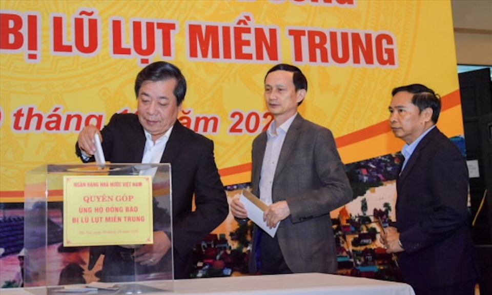 Cán bộ Cơ quan Ngân hàng Nhà nước Trung ương ủng hộ đồng bào miền Trung bị thiệt hại do lũ lụt. Ảnh: CĐNH