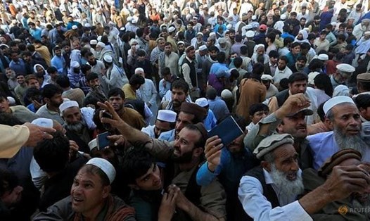 Ít nhất 15 người đã thiệt mạng trong một vụ giẫm đạp do chen lấn xin thị thực ở lãnh sự quán Pakistan tại Afghanistan. Ảnh: Reuters