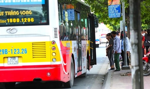 Hà Nội có lượng lớn người dân thường xuyên sử dụng xe buýt. Ảnh: Hải Nguyễn