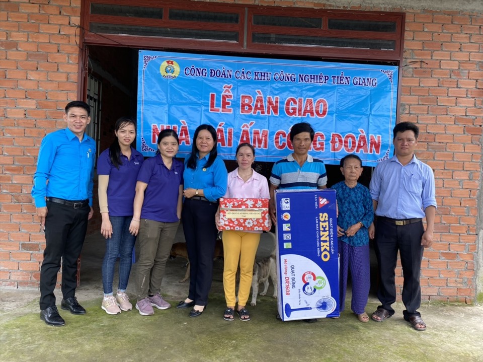 Lễ bàn giao nhà Mái ấm Công đoàn cho chị Trần Thị Điệp (ấp Tân Hưng Đông, xã Tân Hòa Tây, huyện Tân Phước, tỉnh Tiền Giang). Ảnh: Lý Oanh