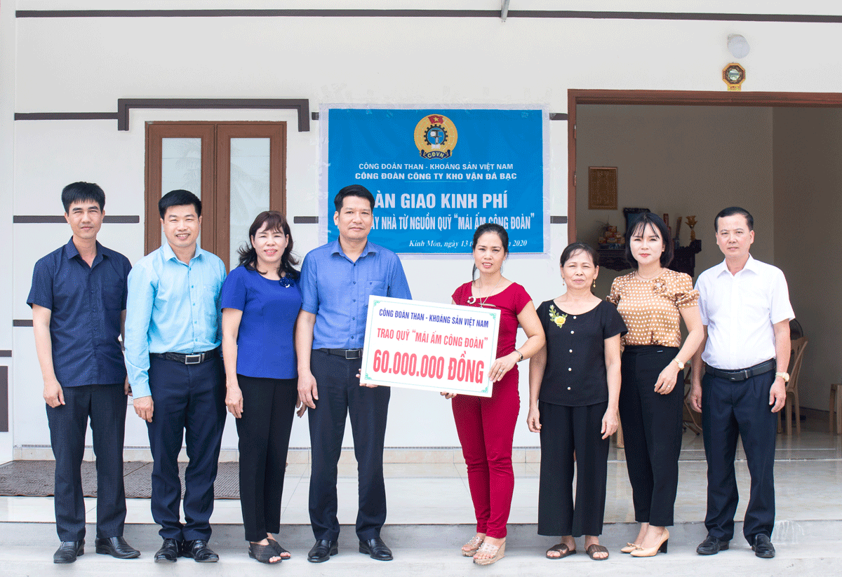 Lãnh đạo Công đoàn TKV trao hỗ trợ "Mái ấm Công đoàn" cho chị Đỗ Thị Bích - công nhân Phân xưởng Kho cảng Bến Cân (Công ty Kho vận Đá Bạc). Ảnh: Trung Anh