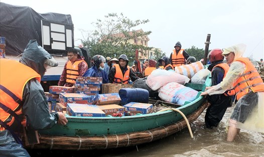 Công tác cứu trợ người dân vùng lũ Quảng Bình đang được triển khai khẩn trương. Ảnh: LPL