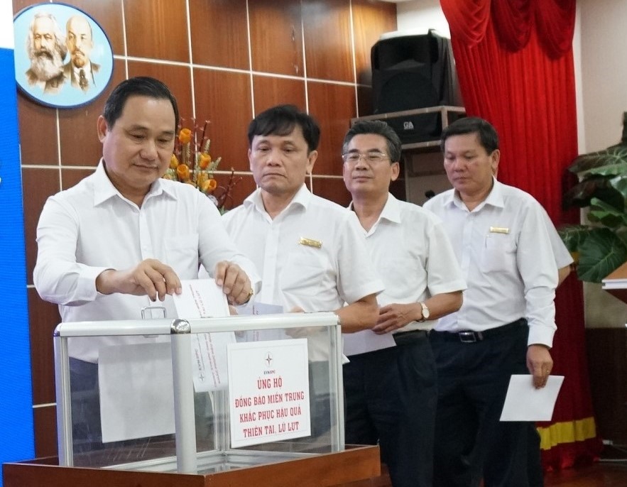 Các lãnh đạo Tổng Công ty Điện lực miền Nam đóng góp ủng hộ đồng bào bị lũ lụt. Ảnh Đức Long