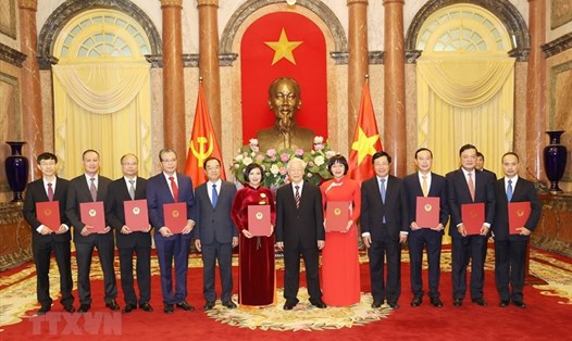 Tổng Bí thư, Chủ tịch Nước Nguyễn Phú Trọng cùng các đại biểu và các Đại sứ mới được trao quyết định. Ảnh: TTXVN
