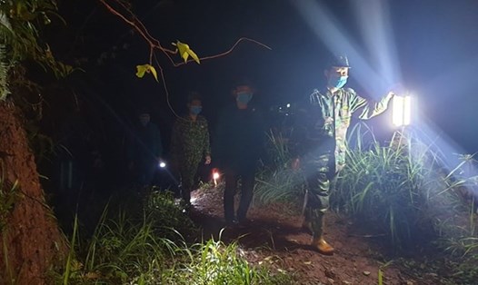 Lực lượng bộ đội biên phòng "ăn rừng, ngủ núi" ngăn dịch COVID-19. Ảnh: Phạm Đông