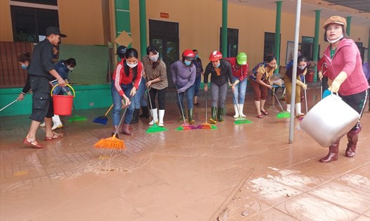 Các cô giáo đang lau dọn bùn đất sau khi lũ rút tại Trường Mầm non Cẩm Mỹ. Ảnh: Trần Tuấn.