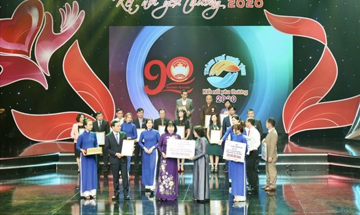 Chủ tịch Ủy ban MTTQ Việt Nam Thành phố Hồ Chí Minh Tô Thị Bích Châu tiếp nhận tượng trưng số tiền ủng hộ từ các nhà hảo tâm. Ảnh: Khánh Linh.